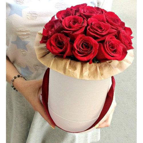 Купить на заказ 11 красных роз в коробке с доставкой в Форт-Шевченко