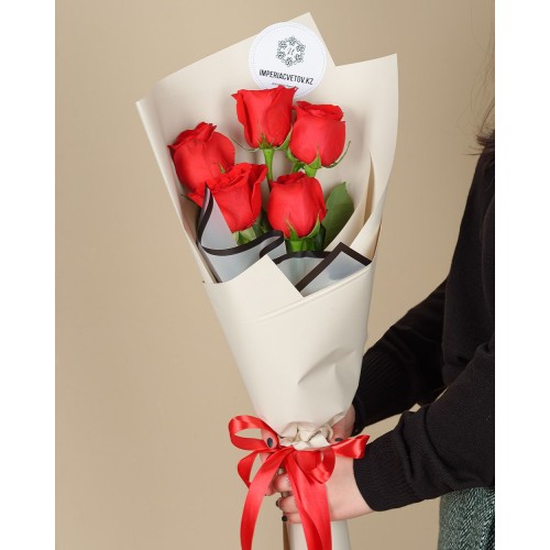 Купить на заказ Букет из 5 красных роз с доставкой в Форт-Шевченко