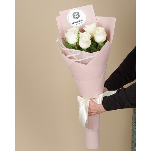 Купить на заказ Букет из 5 белых роз с доставкой в Форт-Шевченко